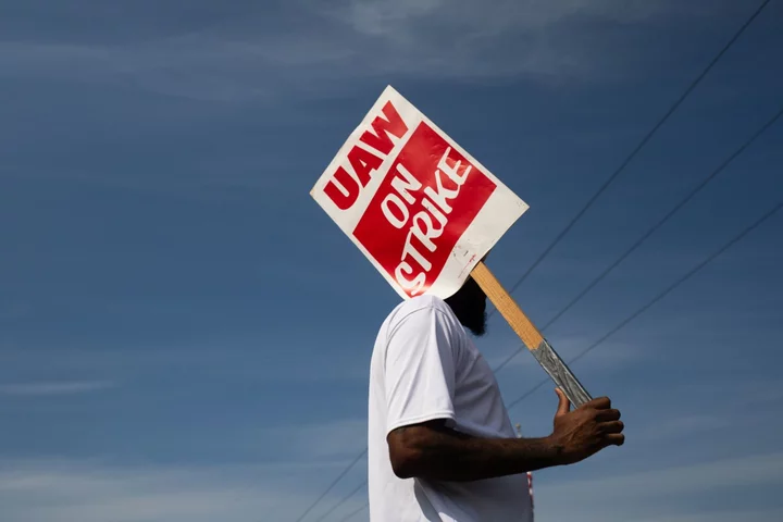 Biden Will Visit Striking Auto Workers in Michigan