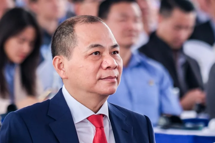 Vietnam Tycoon Loses $18 Billion After EV Maker’s Shares Sink