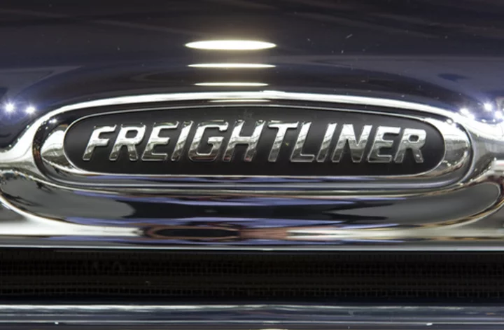 US opens probe into Freightliner trucks automatically braking without obstacle in road