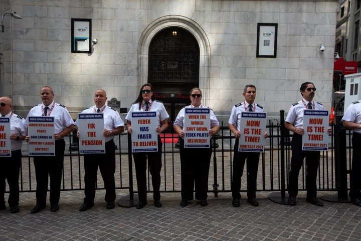 FedEx Pilots Reject Labor Deal, Sending Both Sides Back to Talks