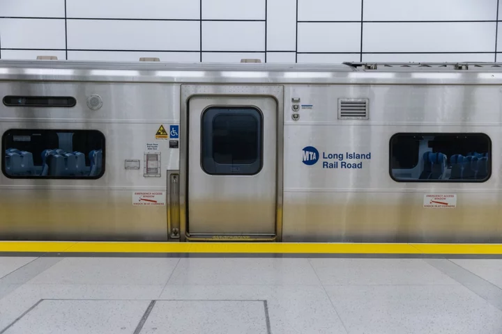 Long Island Rail Road Train Derails in Queens, Injuring 13