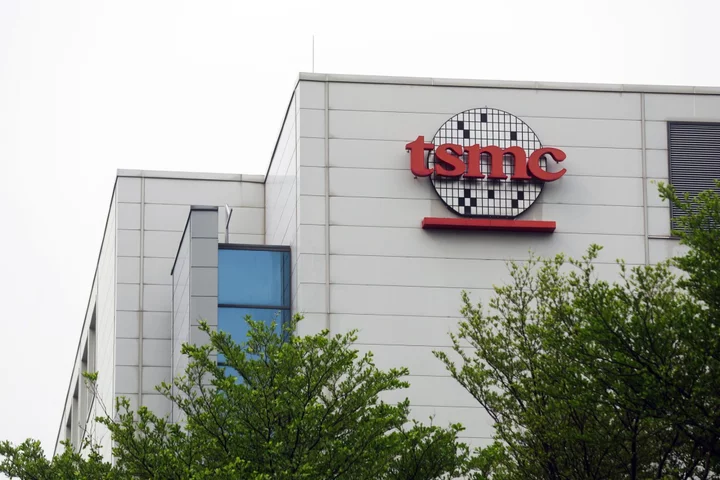 Buffett Exits TSMC While Hedge Funds Coatue, Tiger Global Buy