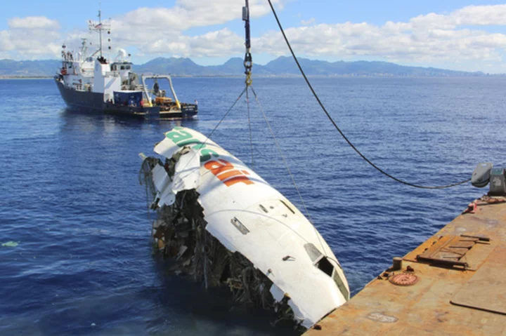 Pilots' confusion over which engine was failing caused 2021 cargo plane crash off Hawaii, NTSB says