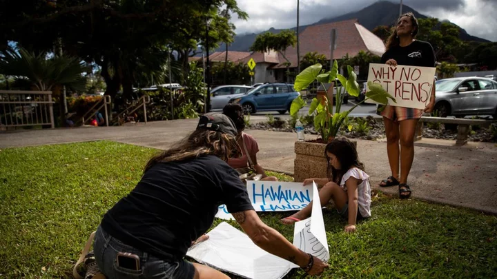 Hawaii wildfires: Maui emergency chief quits after sirens criticism