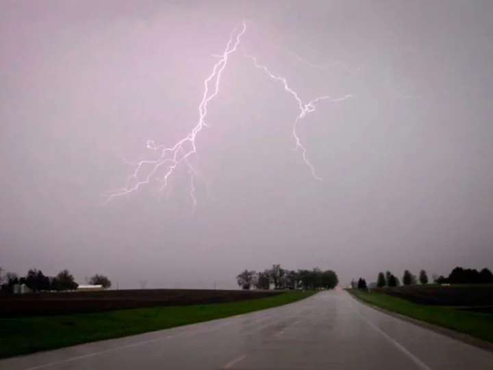 Severe storms threaten to bring more damage to the Ohio and Mississippi valleys today