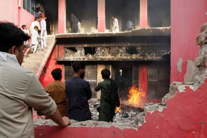 Troops deployed to guard Pakistani Christians after mob torches churches