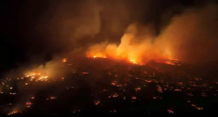 Wind-fanned fires raze parts of Hawaii, forcing evacuations