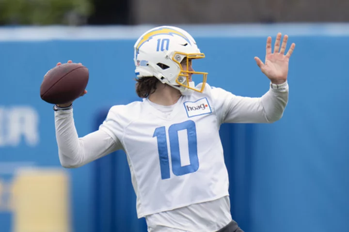 Chargers, QB Justin Herbert agree to 5-year extension worth $262.5 million, AP source says