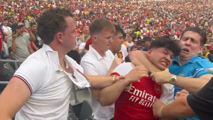 Arsenal, Manchester United Fans Brawl During Match