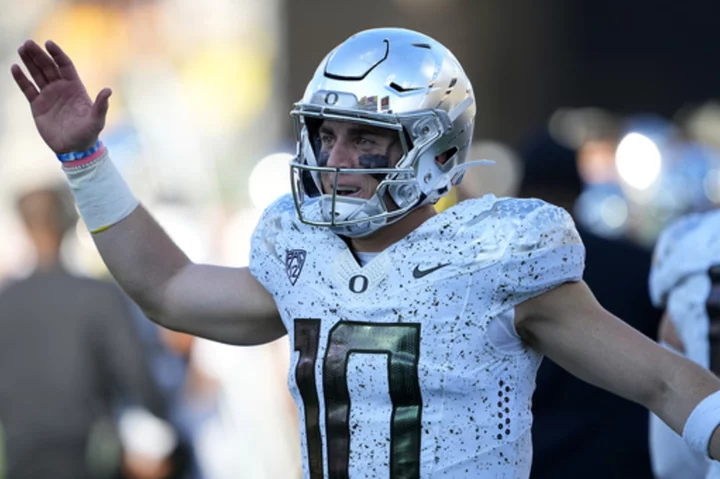 Nix throws for 404 yards, 6 TDs as No. 6 Oregon rolls to 49-13 win over Arizona State