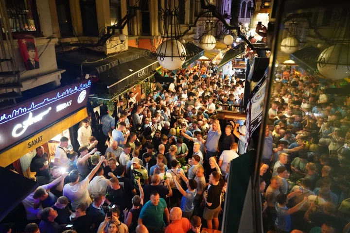 Manchester City fans sing on streets of Istanbul ahead of Champions League final