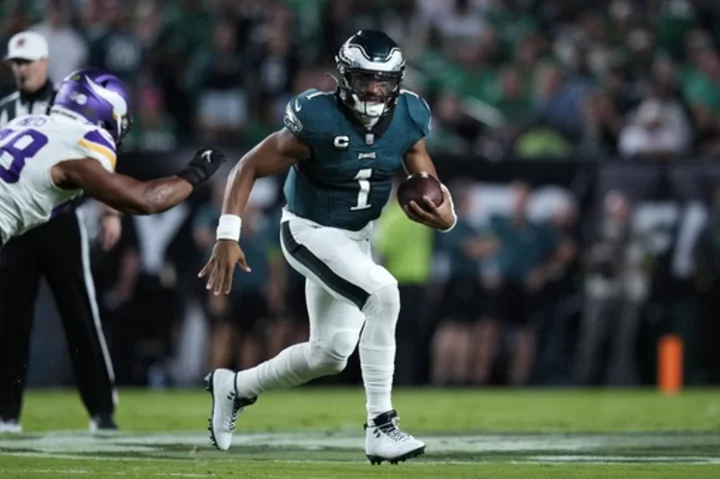 Unbeaten Eagles, Buccaneers trying to ignore negative 'noise' from outside the locker room