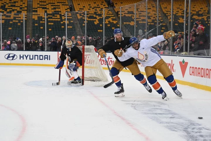 NHL roundup: Oilers top Flames in outdoor game