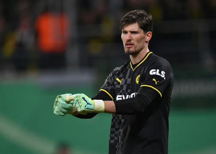 Manchester United eye Dortmund goalkeeper Gregor Kobel amid David de Gea contract talks