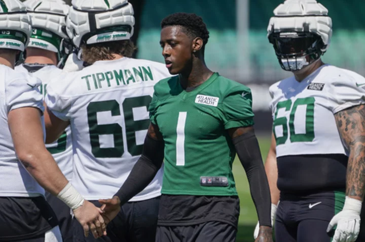 Jets' Sauce Gardner fulfills a promise to his mother and walks the stage as a college graduate