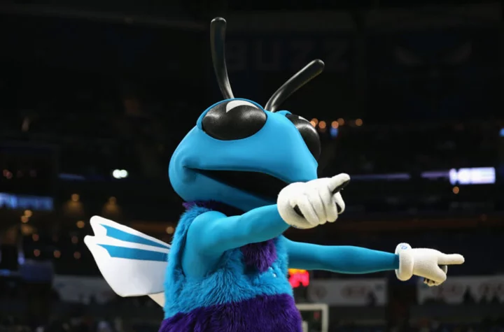 Hornets mascot absolutely devasted over Hornets passing over Scoot Henderson