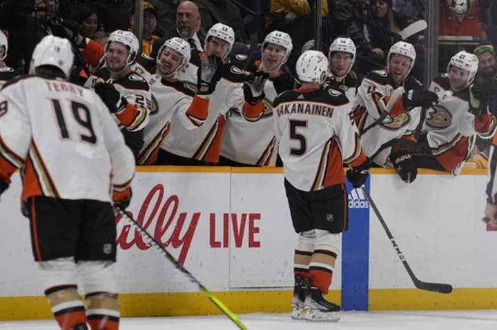 Urho Vaakanainen's third period goal leads Ducks over slumping Predators 3-2