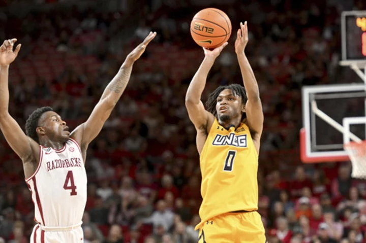 Keyshaun Langley leads UNC Greensboro to 78-72 upset at No. 14 Arkansas