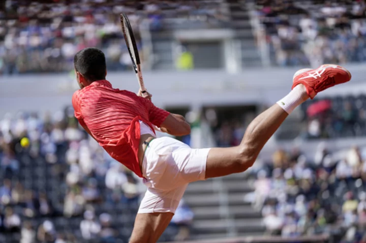 Djokovic overcomes mid-match lapse to beat Dimitrov at Italian Open; Swiatek wins