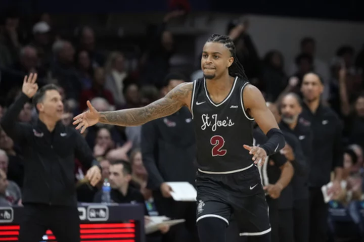 Reynolds' 24 points leads Saint Joseph's to win over No. 18 Villanova