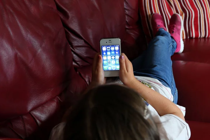 Guidance set to urge parents not to buy smartphones for primary school children