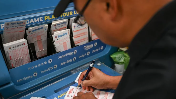 US lottery player wins $1.58bn Mega Millions jackpot