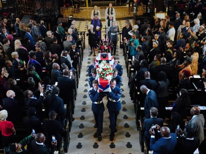 After dying alone, hundreds of mourners attend funeral of one of the last RAF 'Pilots of the Caribbean'